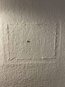 Umriss einer eingemauerten Tresortür in einer verputzten Wand – Tresoröffnung Bremen