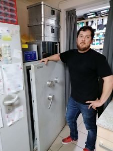 Geöffneter Sicherheitstresor ohne sichtbare Schäden – Tresoröffnung Bremen