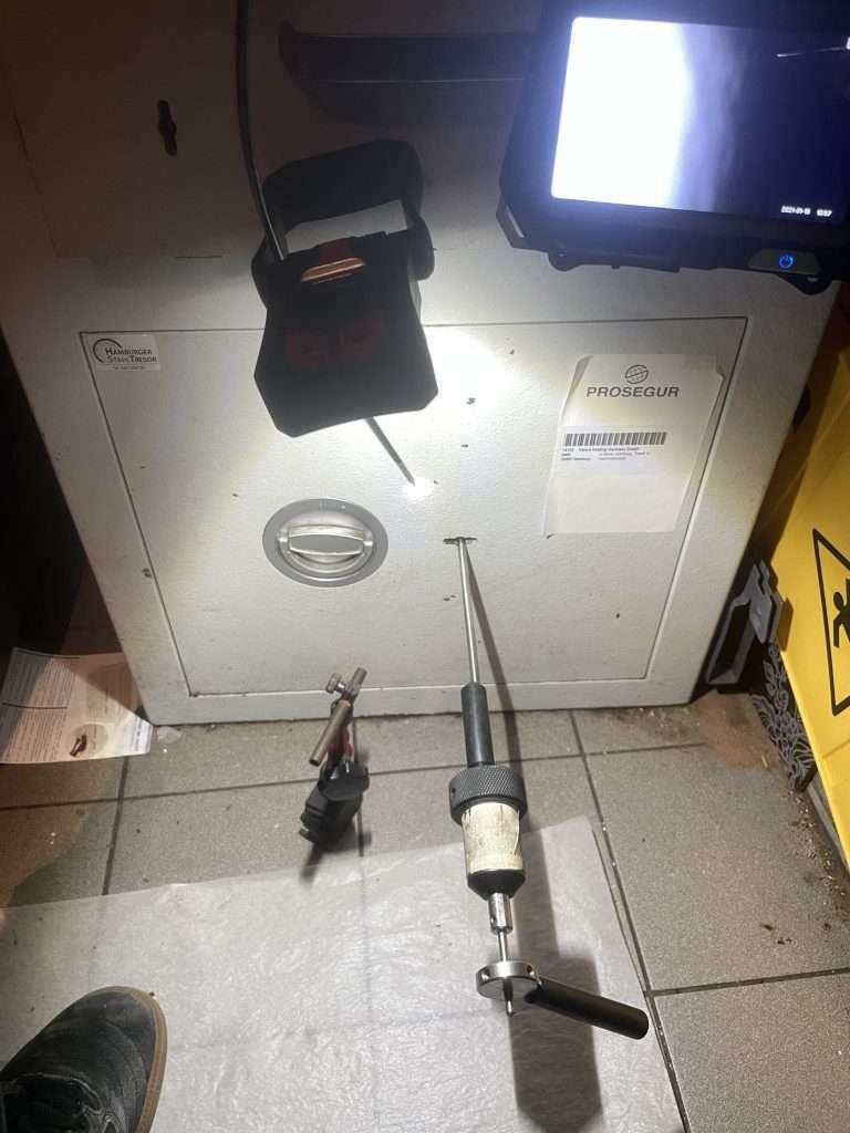 Tresor in dunklem Raum mit Lampe, Monitor und Werkzeug – Tresoröffnung Bremen