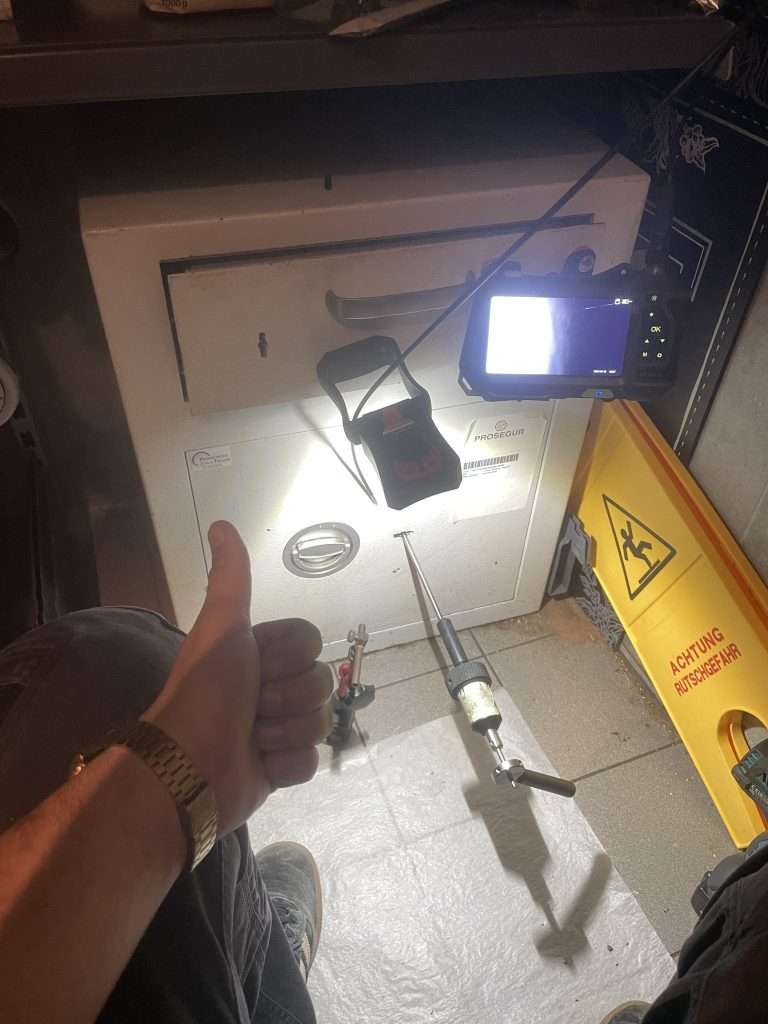 Tresor mit Kamera-Monitor und Werkzeug bei schwachem Licht – Tresoröffnung Bremen
