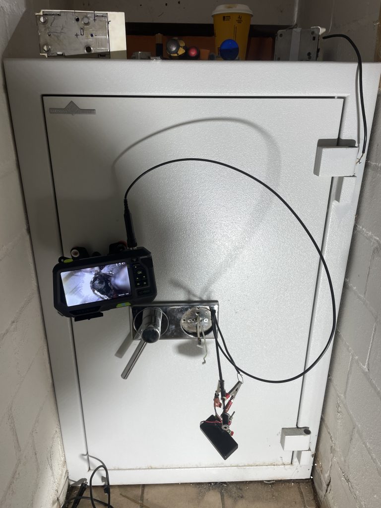 Grauer Tresor mit angeschlossenem Monitor und Kabel – Tresorschloss öffnen Bremen