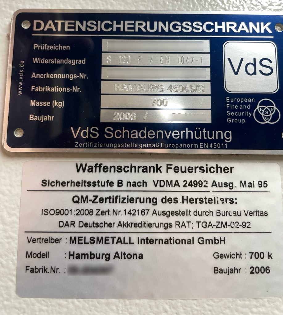 Typenschild eines Datensicherungsschranks mit VdS-Zeichen – Waffenschrank Bremen