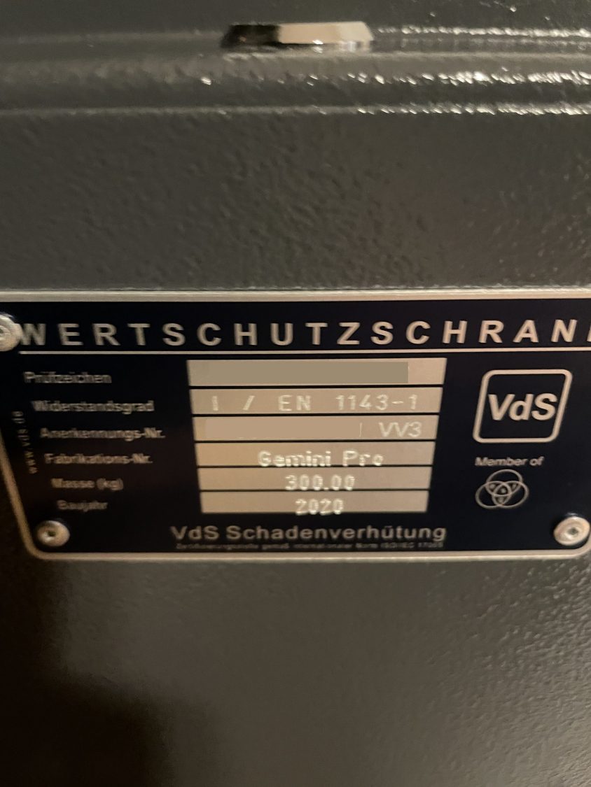 Typenschild eines Wertschutzschranks mit VdS-Zeichen – Tresoröffnung Bremen