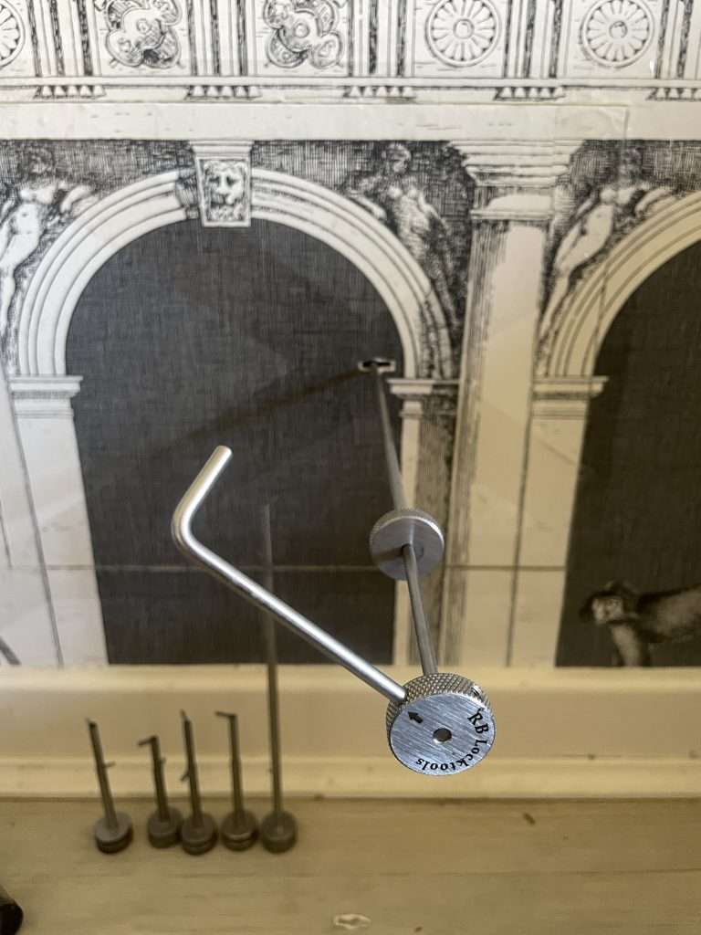 Werkzeug und Metallteile für die Tresoröffnung auf einer Unterlage in Bremen