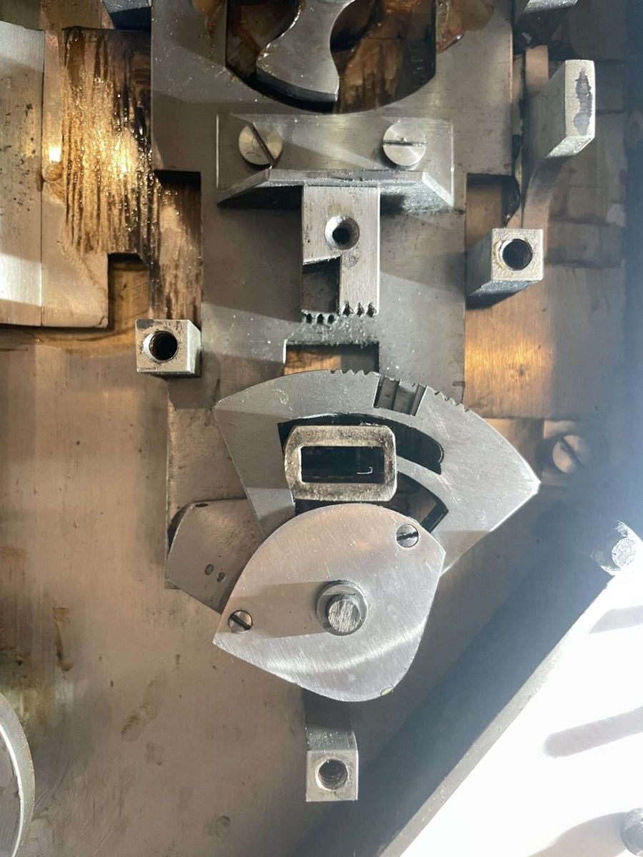 Schlossmechanismus und Riegelwerk im Inneren einer Tresortür – Tresoröffnung in Rotenburg