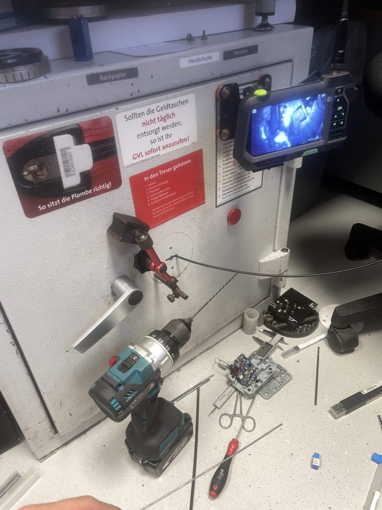 Nahaufnahme von Werkzeug und Messtechnik auf einer Werkbank – Tresoröffnung in Rotenburg