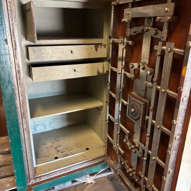 Antiker Tresor mit geöffneter Tür, Fächern und Riegelwerk – Tresoröffnung in Bremerhaven