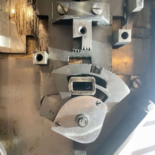 Schlossmechanismus und Riegelwerk im Inneren einer Tresortür – Tresoröffnung in Verden